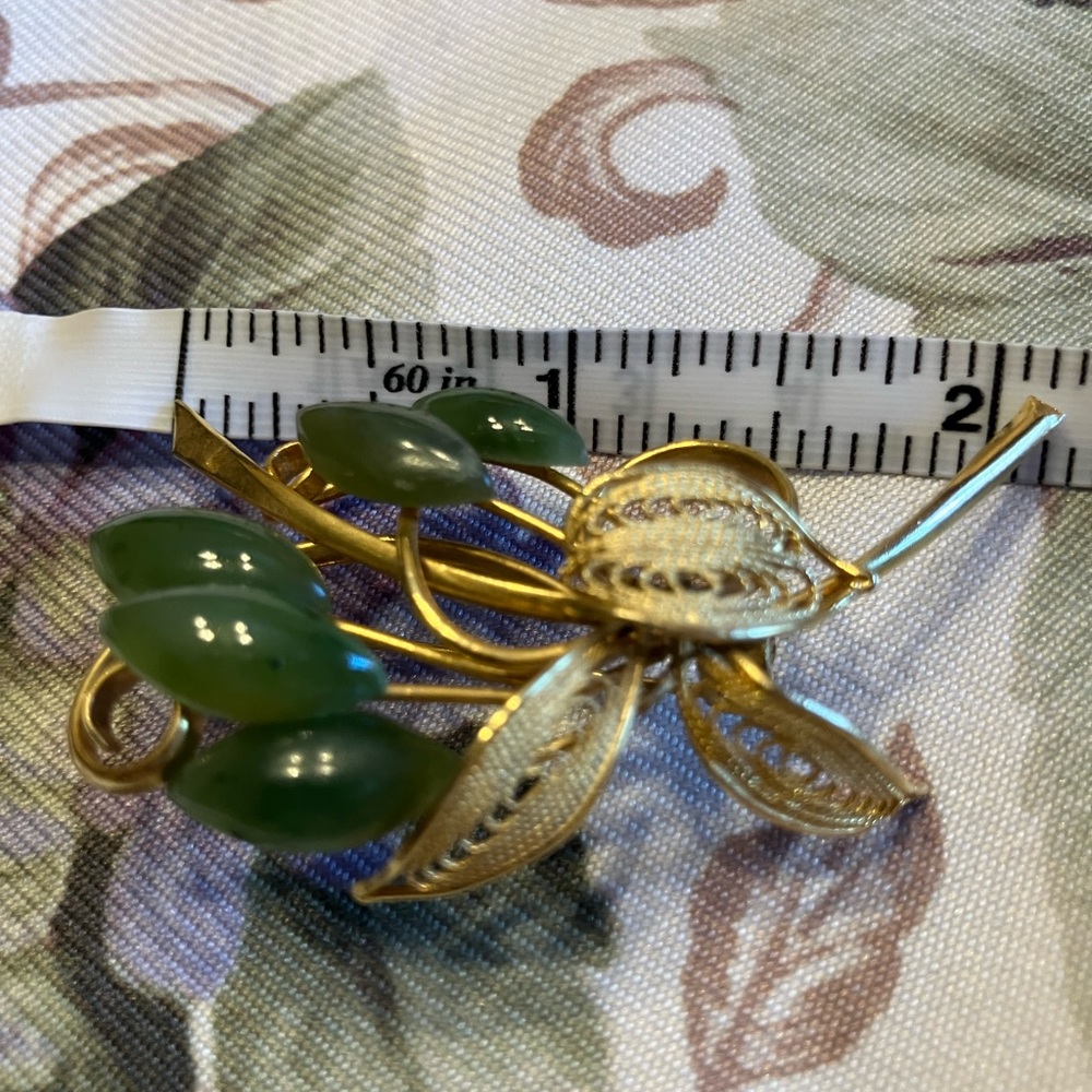 JADE FLOWER BROOCH 2 1/4” GOLD TONE - Picture 7 of 8